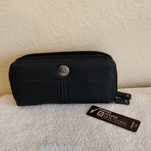 Stone Mountain Accessories Black Leather Zip Wallet Clutch